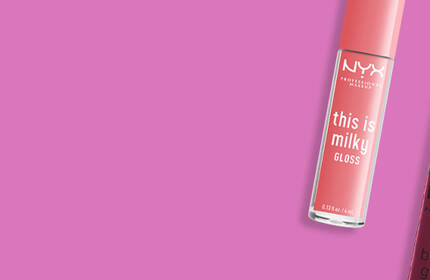 Rożowy błyszczyk do ust NYX PM na rożowym tle, napis: this is milky gloss.