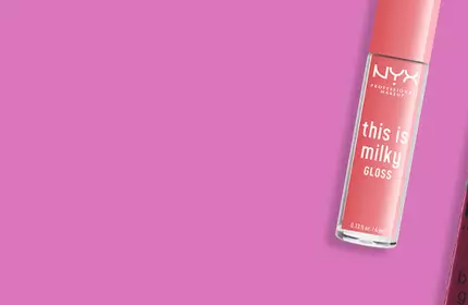 Rożowy błyszczyk do ust NYX PM na rożowym tle, napis: this is milky gloss.
