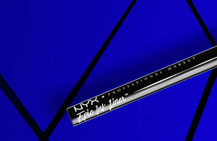 Eyeliner NYX PM Epic Ink na niebieskim tle z czarnymi liniami.