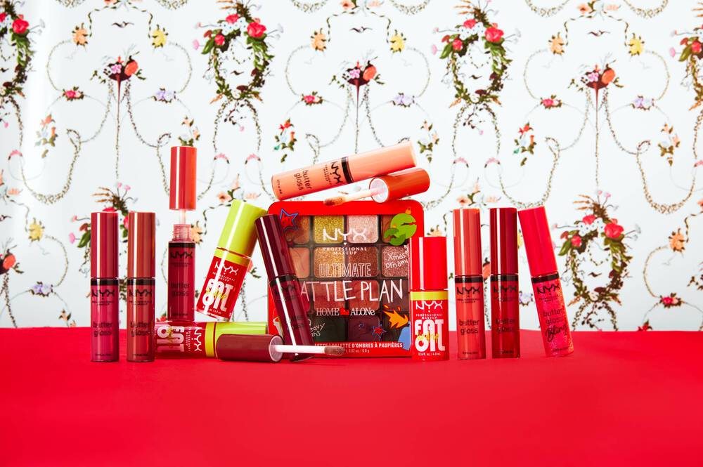 Zestaw kosmetykow NYX Professional Makeup zawierający paletę Home Alone Ultimate Shadow Palette