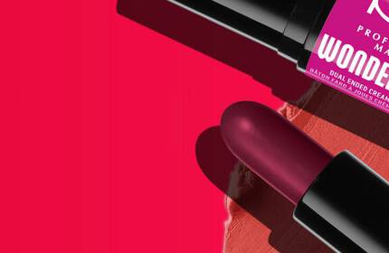 Szminka w odcieniu rożowym na tle rożowego papieru.