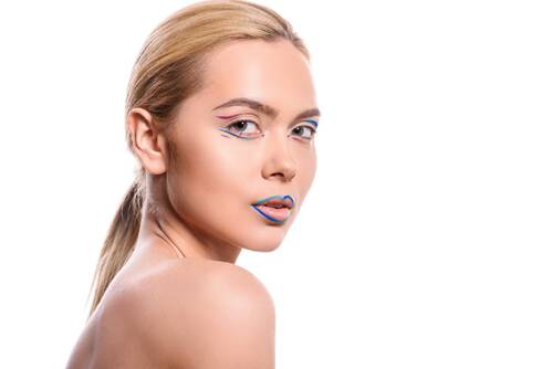 Kobieta w makijażu wykonanym precyzyjnym eyelinerem w rożnych kolorach