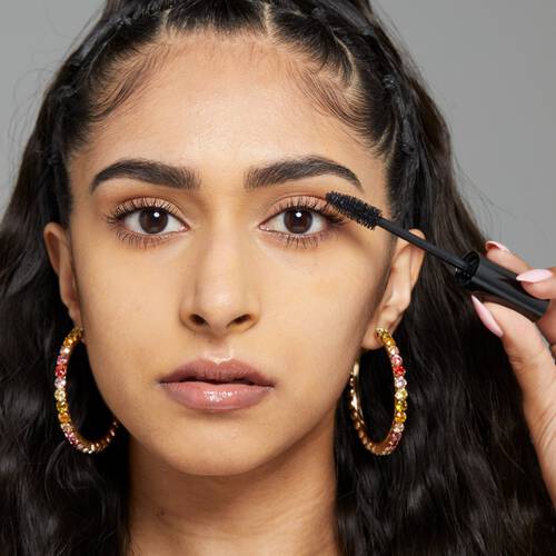 Kobieta nakładająca tusz do rzęs NYX Worth the Hype Volumizing Lengthening Mascara