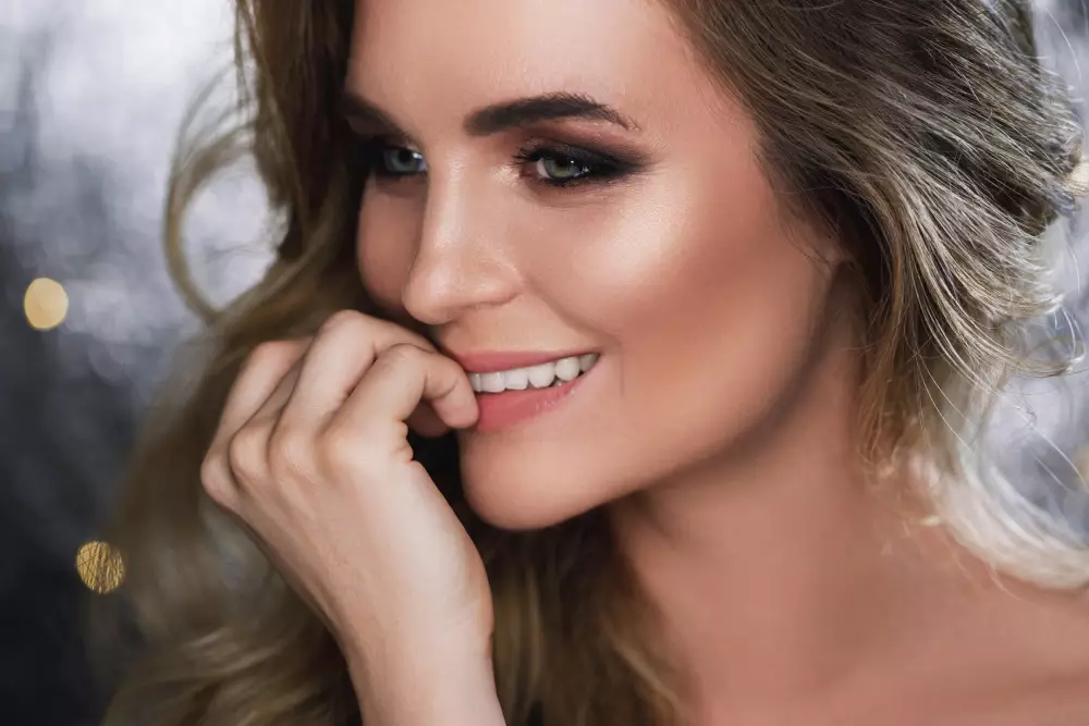 Świąteczny make-up z mocno zaznaczonymi brwiami i konturowaniem