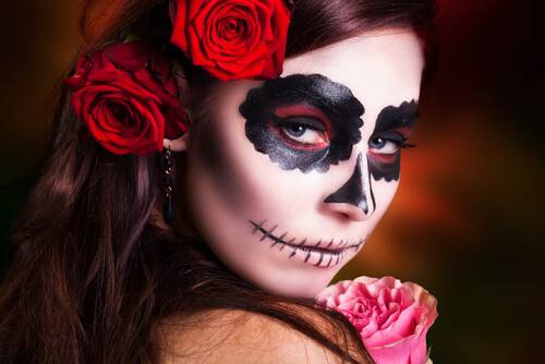 Kobieta w makijażu na Halloween typu Sugar Skull