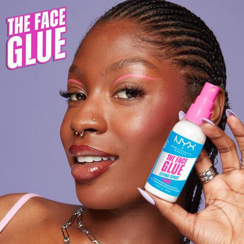 Młoda kobieta prezentuje buteleczkę sprayu The Face Glue Setting Spray od NYX PM.