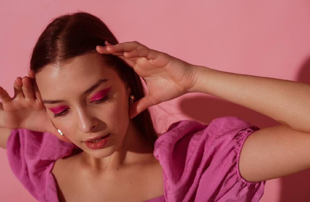 Nastolatka z mocnym makijażem brwi i oczu