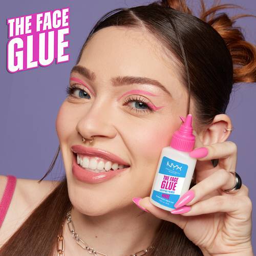 Młoda kobieta prezentuje buteleczkę bazy pod makijaż The Face Glue od NYX PM.