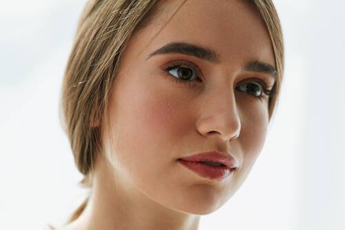 Naturalnie wymodelowane usta z wykorzystaniem niewielkiego kontrastu między konturowką a wypełnieniem.