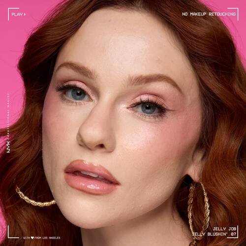 Kobieta o europejskiej urodzie z wyraźnie zaznaczonym rożem na policzkach