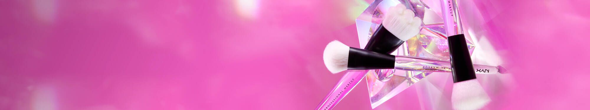 Pędzel do makijażu na rożowym tle.