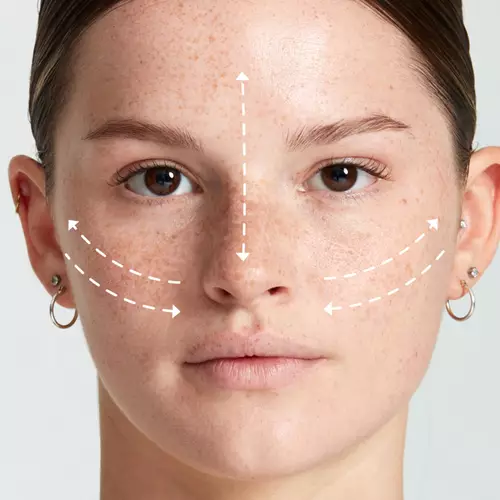 Pore Filler Baza Pod Makijaż NYX Professional Makeup na twarzy młodej kobiety