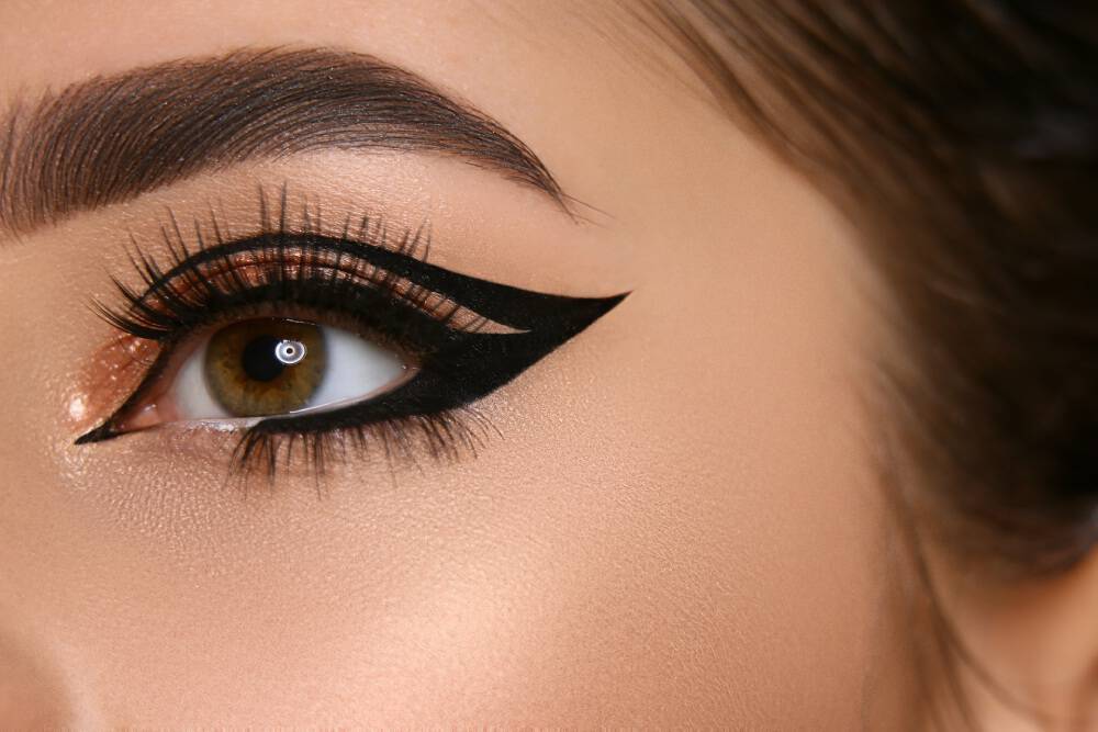 Graficzna kreska smokey eye