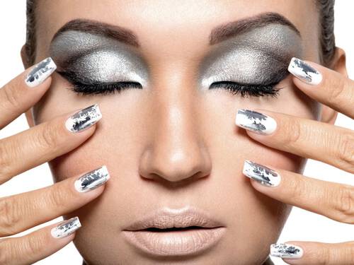 Makijaż oczy w stylu Chrome make-up, czyli „płynny metal” na powiekach