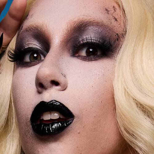Blondynka w ciemnym makijażu na Halloween zrobionym kosmetykami NYX PM