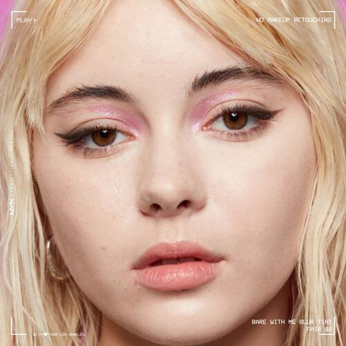 Profil twarzy młodej kobiety z podkładem Bare With Me Blur Tint NYX PM