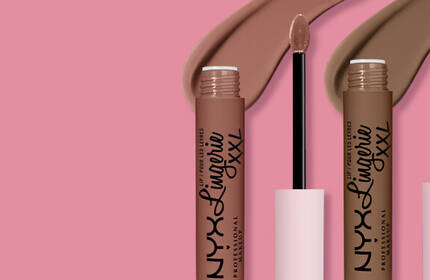 Dwa błyszczyki NYX PM Lingerie XXL na rożowym tle.