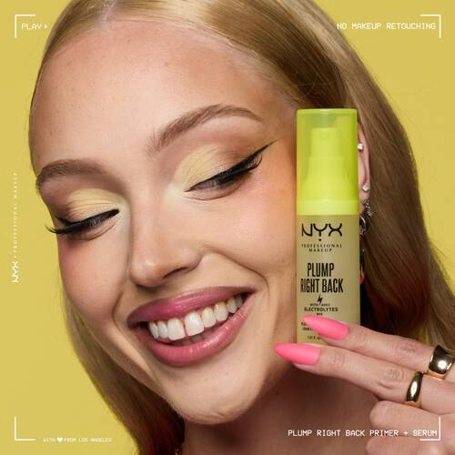 Plump Right Back Primer trzymane w kobiecej dłoni z rożowym manicure