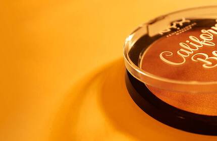 Puderniczka na pomarańczowym tle, napis California.