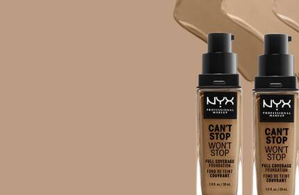 Dwa podkłady NYX PM Can't Stop Won't Stop na beżowym tle.