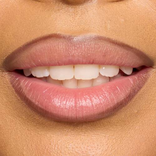 Konturowanie ust za pomocą kredki.