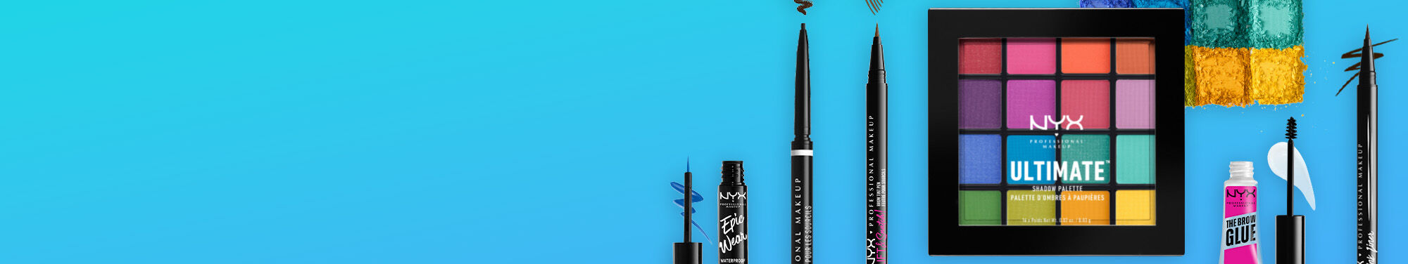 Cztery kosmetyki do makijażu oczu na niebieskim tle.