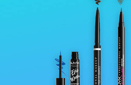 Cztery kosmetyki do makijażu oczu na niebieskim tle.