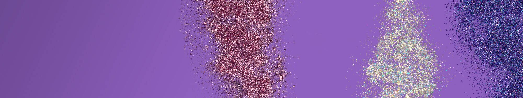 Rożowy brokat rozsypany na fioletowym tle.