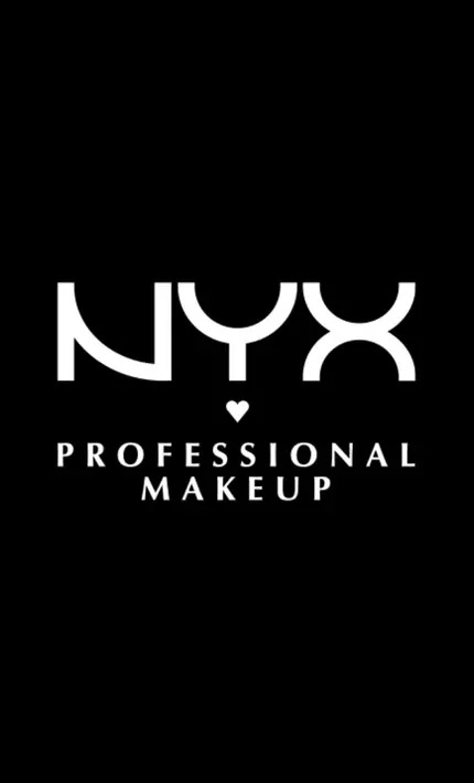 Rożowe tło z kosmetykami do brwi NYX PM i logo wegańskim oraz cruelty-free.