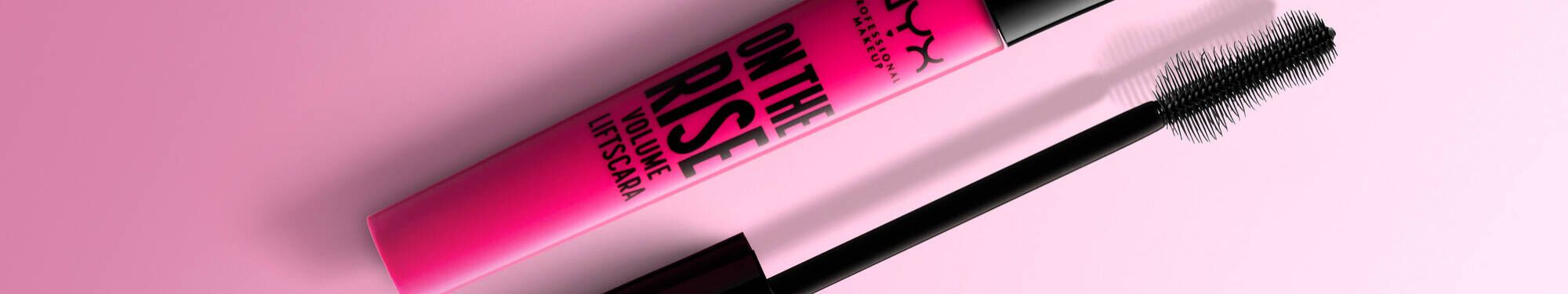 Rożowy tusz do rzęs NYX PM z napisem On The Rise Volume Liftscara.