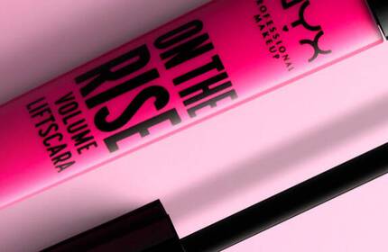 Rożowy tusz do rzęs NYX PM z napisem On The Rise Volume Liftscara.