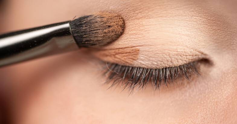 Aplikacja brązowego matowego cienia na powiekę przy pomocy pędzelka