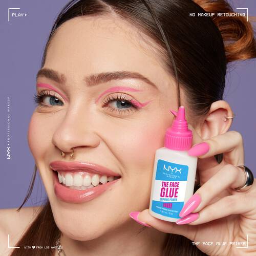 Uśmiechnięta kobieta w rożowym makijażu prezentuje bazę pod makijaż The Face Glue od NYX Professional Makeup.