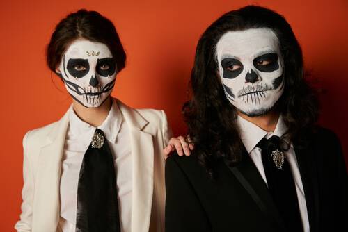 Kobieta i mężczyzna w makijażu na Halloween w typie szkieletora Sugar Skull