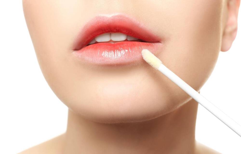 Usta w makijażu typu blurred lips