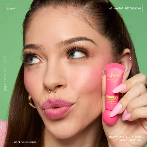 Modelka prezentująca NYX PM Smushy Matte Lip Balm nawilżająco-matujący balsam do ust z kolorem
