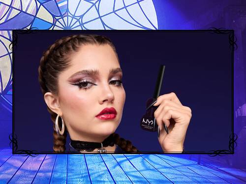 Młoda dziewczyna w makijażu na Halloween trzyma w dłoni eyeliner NYX PM