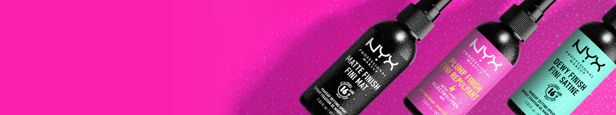 Czarny spray do makijażu NYX na rożowym tle z kroplami wody.