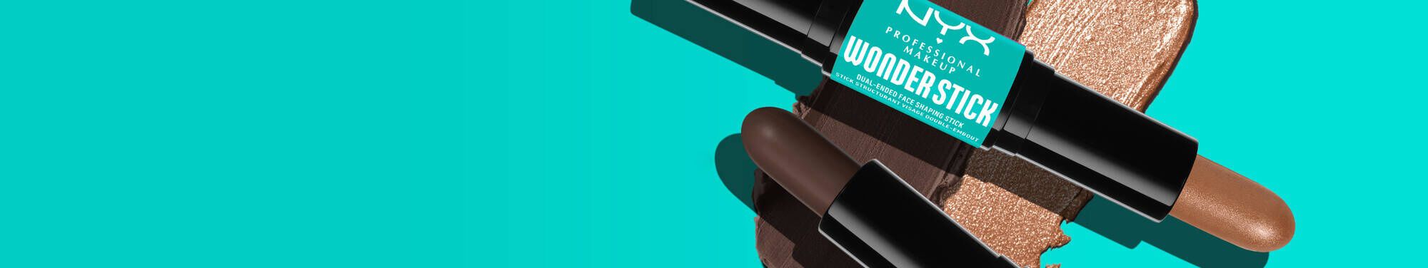 Sztyft do konturowania twarzy na turkusowym tle, z opakowaniem.