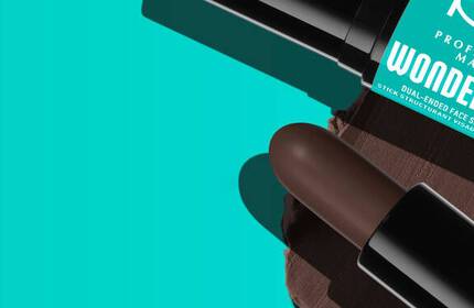 Sztyft do konturowania twarzy na turkusowym tle, z opakowaniem.