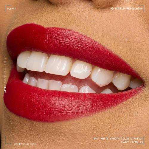 Zbliżenie na czerwone usta pomalowane Fat Matte Smooth Color Lipstick Fuzzy Flame 15