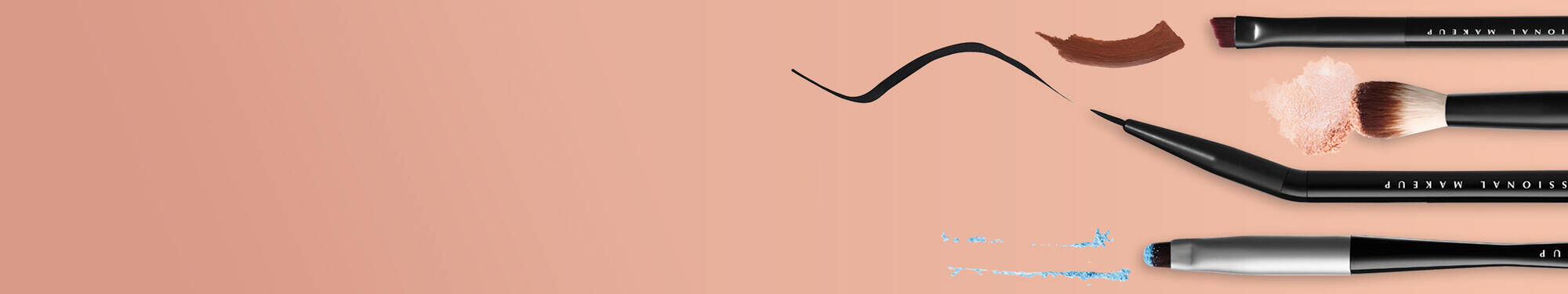 Czarna kreska narysowana eyelinerem na beżowym tle