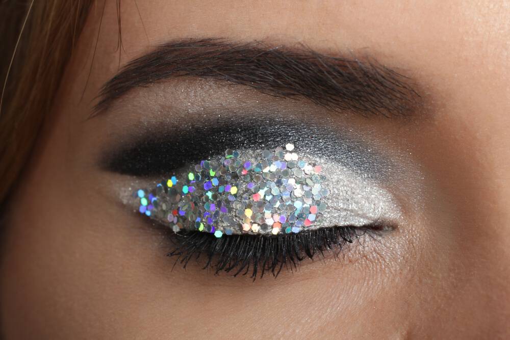 Makijaż oka srebrny brokat