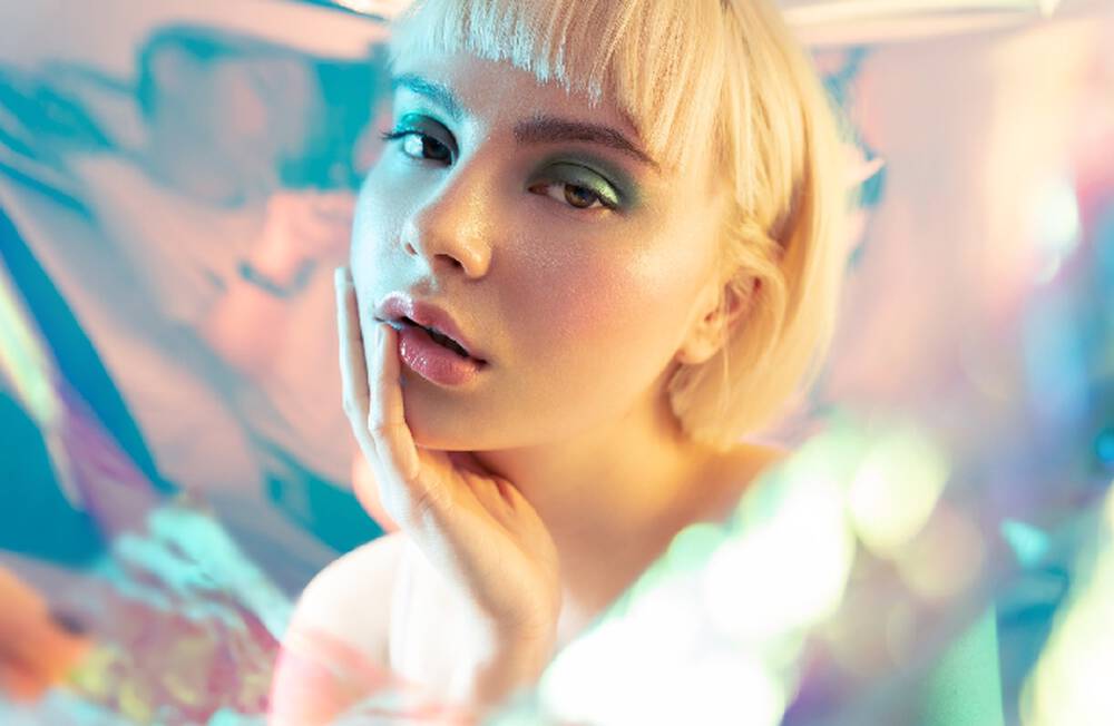 Młoda blondynka z mocnym makijażem brwi