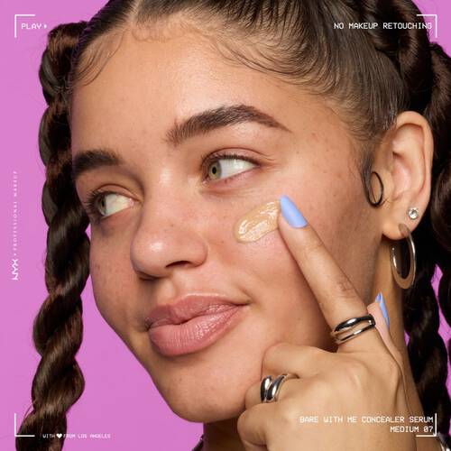 Bare With Me Korektor z Serum NYX PM w trakcie aplikacji na policzku 