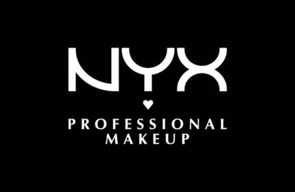 Eyeliner NYX PM Epic Ink na niebieskim tle z czarnymi liniami.