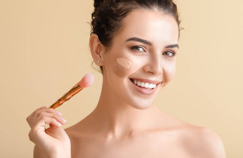 Konturowanie twarzy pędzlem do podkładu