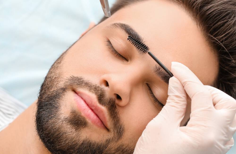 Make-up mężczyzny przed sesją zdjęciową