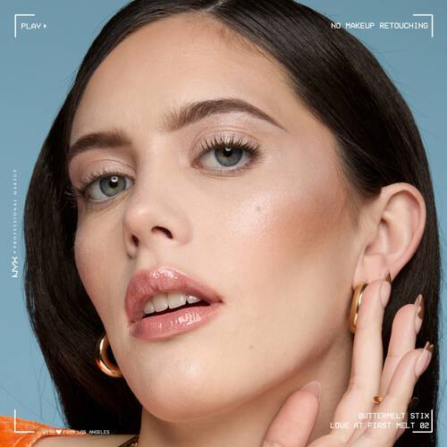 Zbliżenie na twarz młodziutkiej kobiety, ktorych policzki pokryte są subtelnym rożem