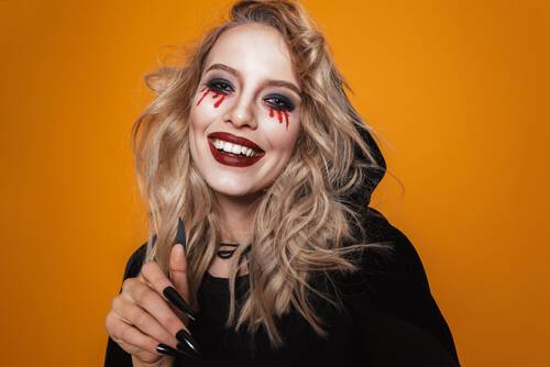 Kobieta pomalowana na wiedźmę na Halloween